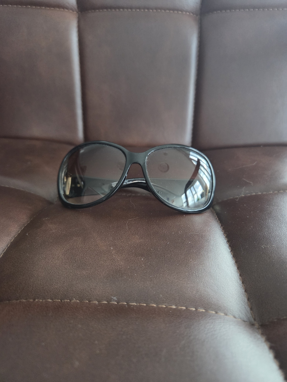 Gucci Women's Black Gradient Lens Oversized Sunglasses - Picture 2 of 5